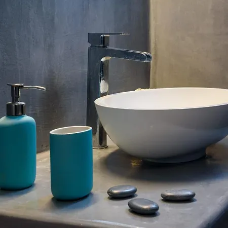 The Luna With Jacuzzi Apartment