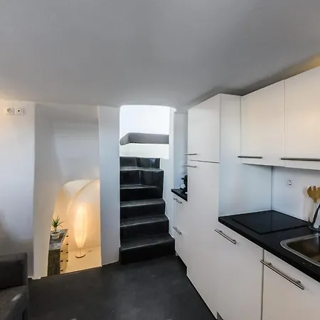 The Luna With Jacuzzi Apartment *